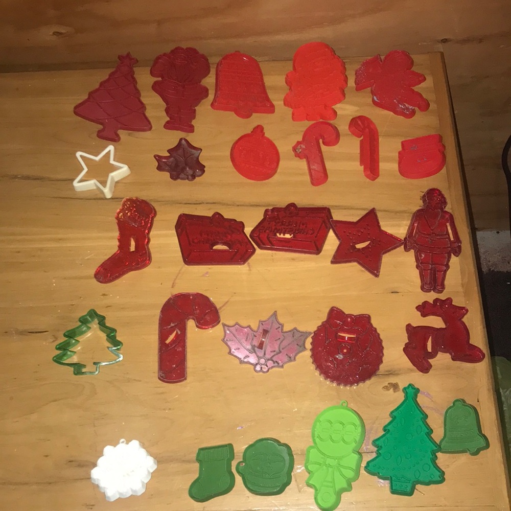 This is a 27 piece set Christmas play-Doh set